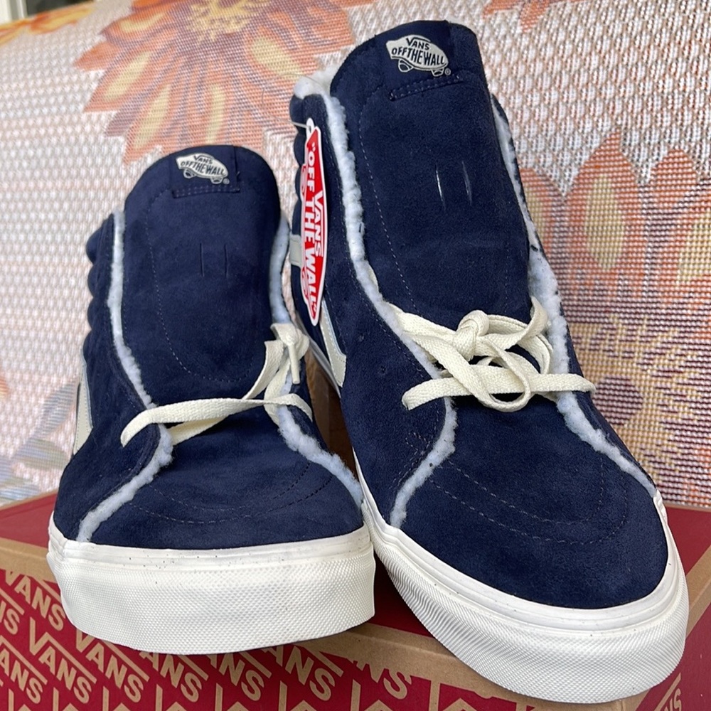 Vans Men’s Sk8-Hi
Cozy Hug Parisian Night
VN0005U9JDU
Sneakers - Picture 5 of 16